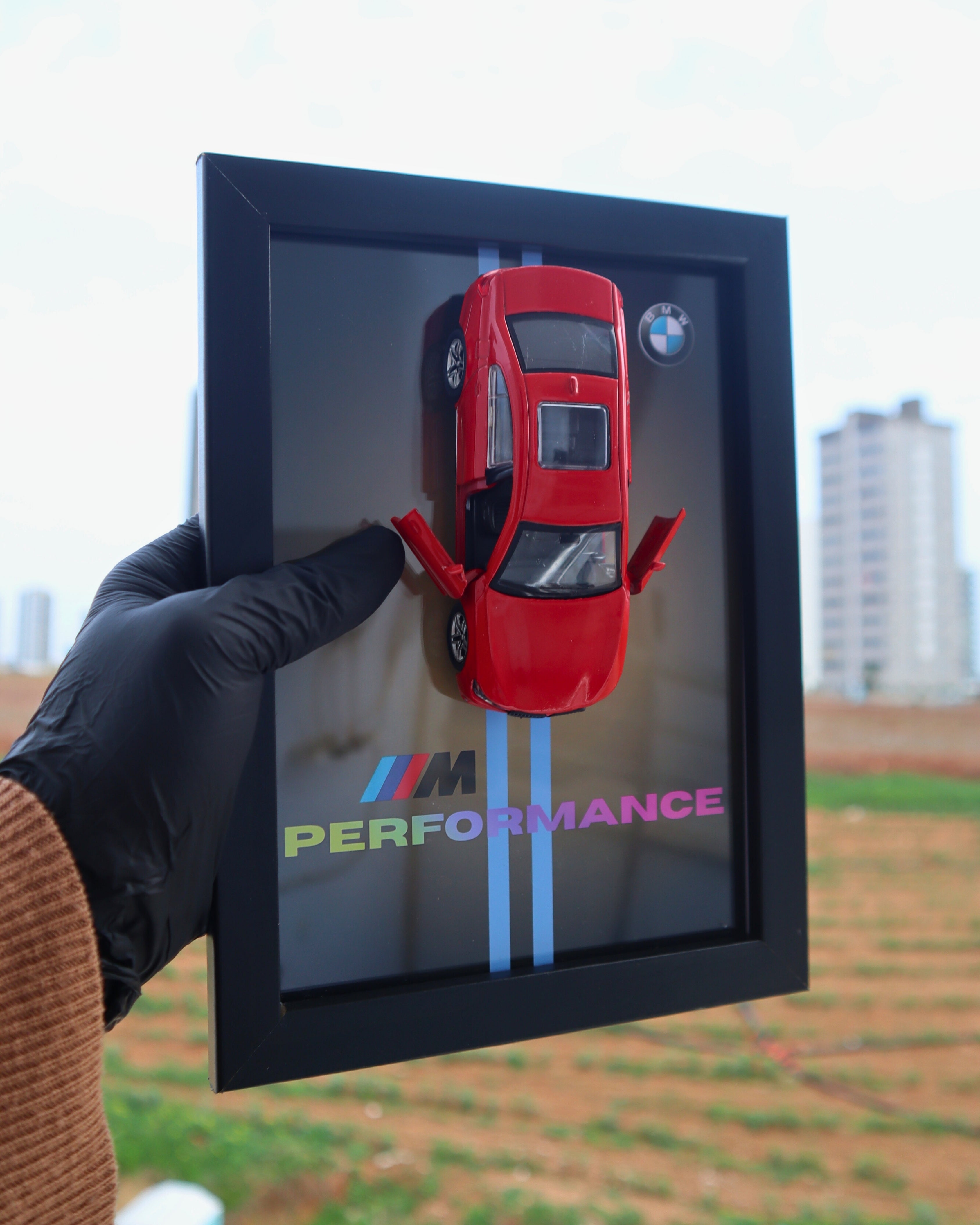 BMW M Serisi M5 Performance Kırmızı – Diecast Model Araba Tablosu 15x21 cm