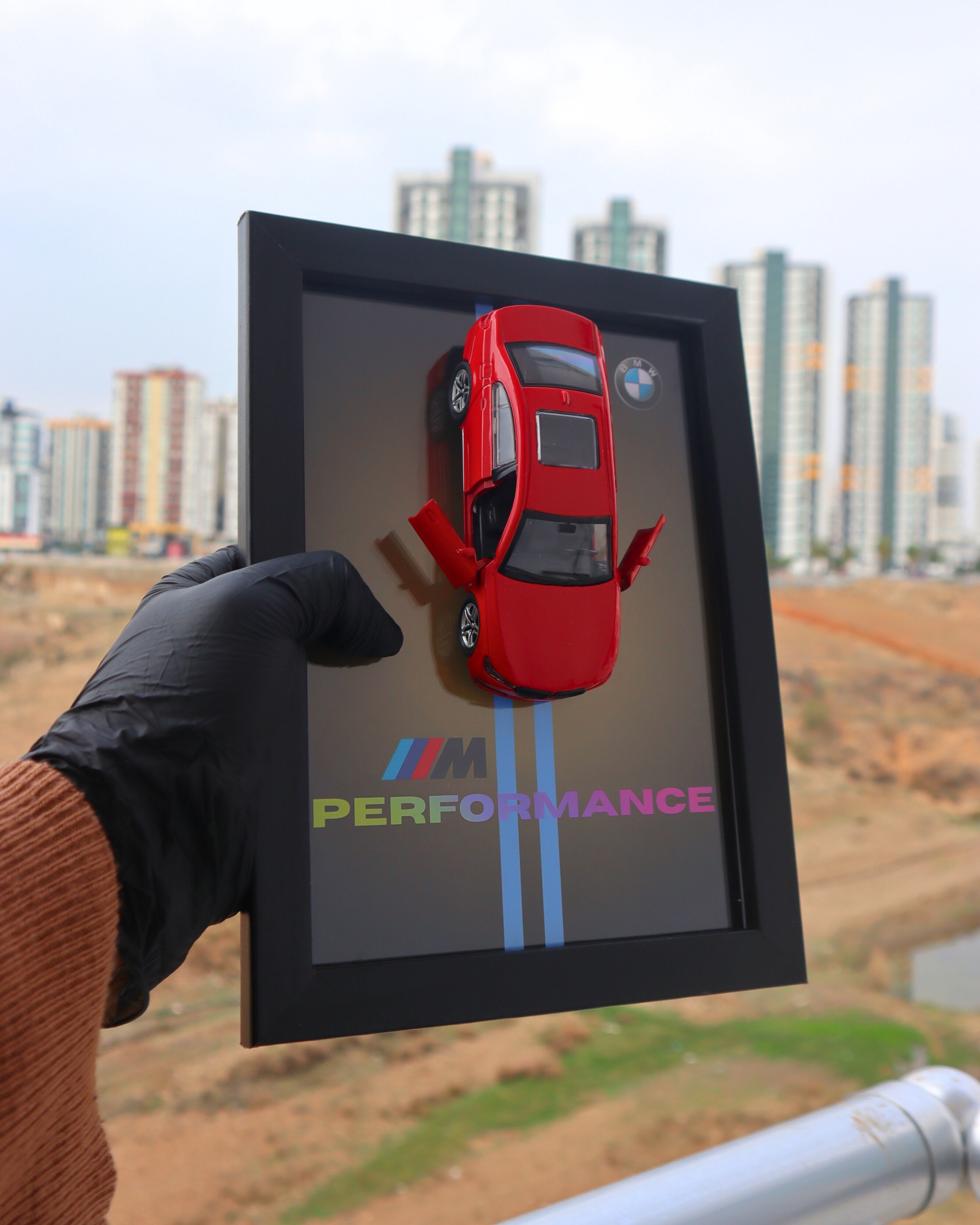 BMW M Serisi M5 Performance Kırmızı – Diecast Model Araba Tablosu 15x21 cm