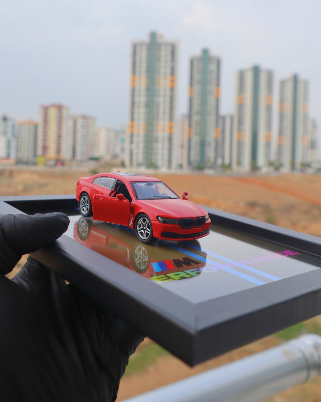 BMW M Serisi M5 Performance Kırmızı – Diecast Model Araba Tablosu 15x21 cm