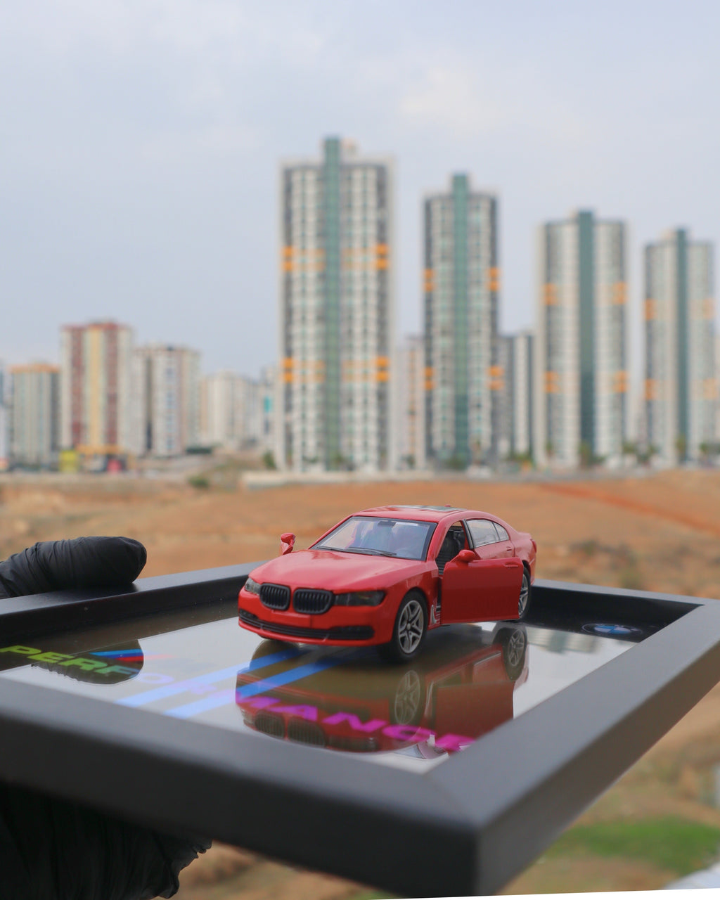 BMW M Serisi M5 Performance Kırmızı – Diecast Model Araba Tablosu 15x21 cm